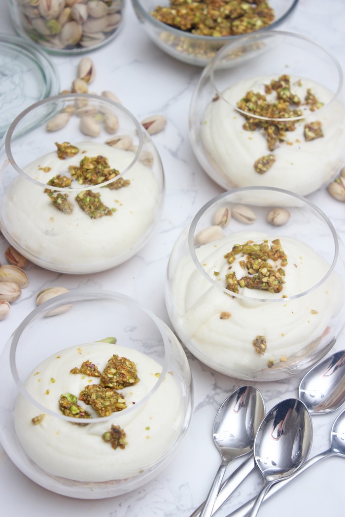 Sponge Cake mit Milchcreme und Pistazienkrokant - Dessert im Glas