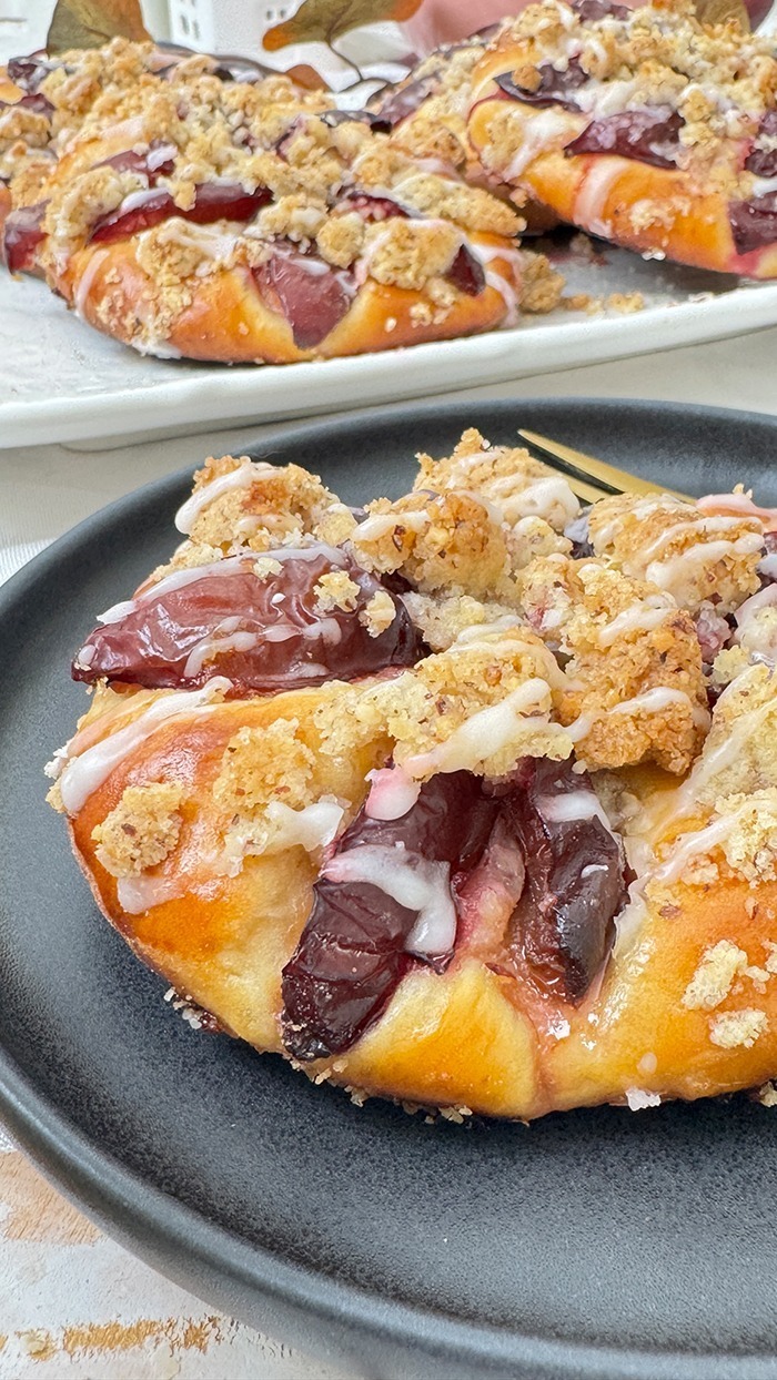 Streuseltaler mit Pflaumen und Haselnüssen