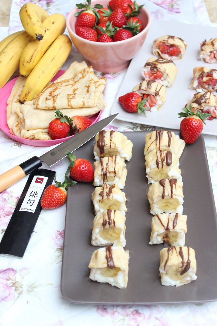 Süßes Sushi mit Crêpes, Milchreis, Bananen und Erdbeeren