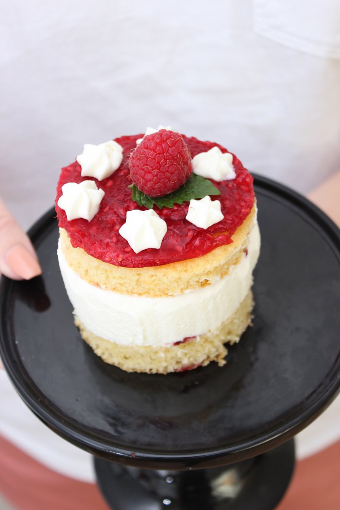 Himbeer-Skyr-Sahnecreme Törtchen mit Tonkabohne Himbeer-Skyr-Sahnecreme Törtchen mit Tonkabohne