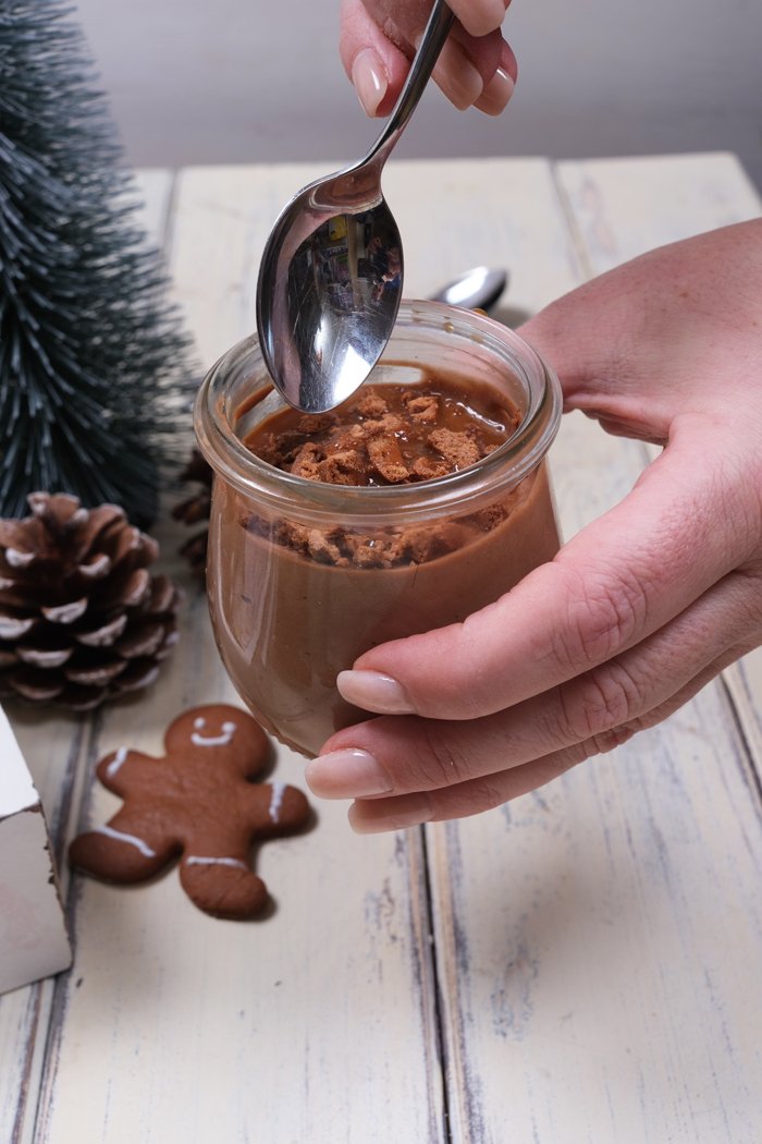 Tonkabohnen-Mousse-au-Chocolat mit Gingerbread und Karamellsoße