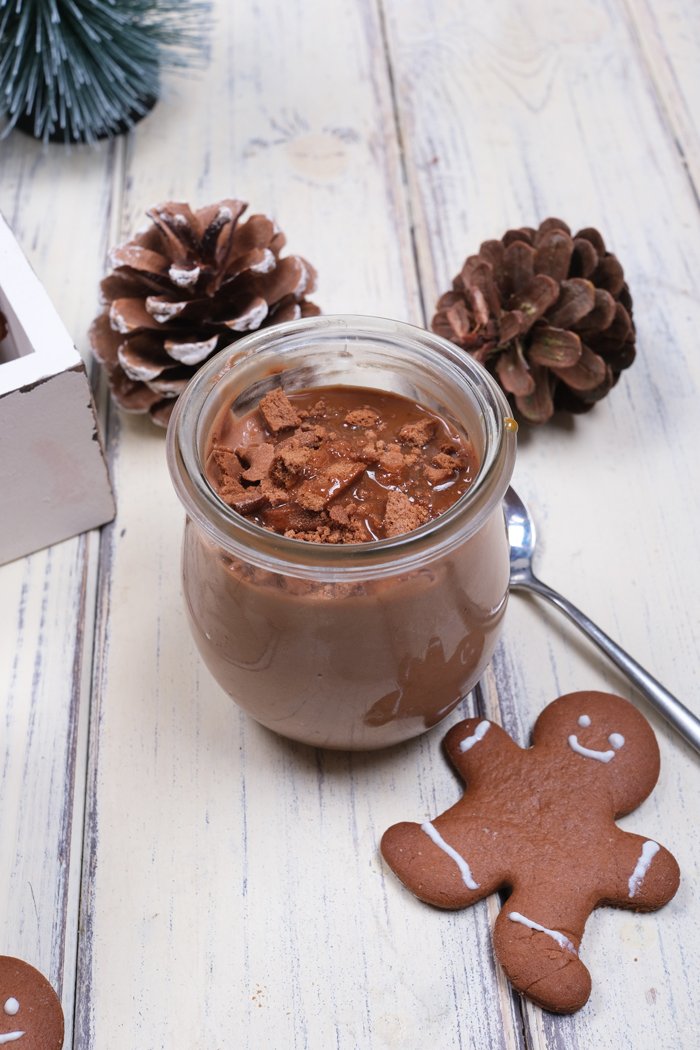 Tonkabohnen-mousse-au-chocolat mit gingerbread und karamellsoße 