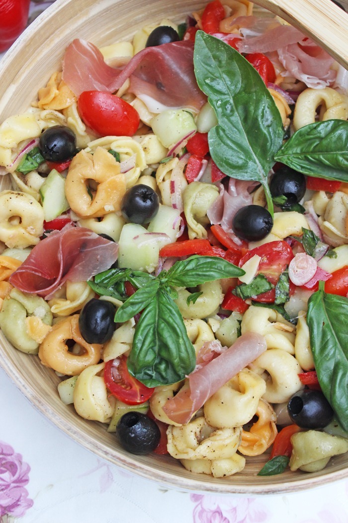 Mega leckerer Tortellini-Salat mit Prosciutto und Oliven