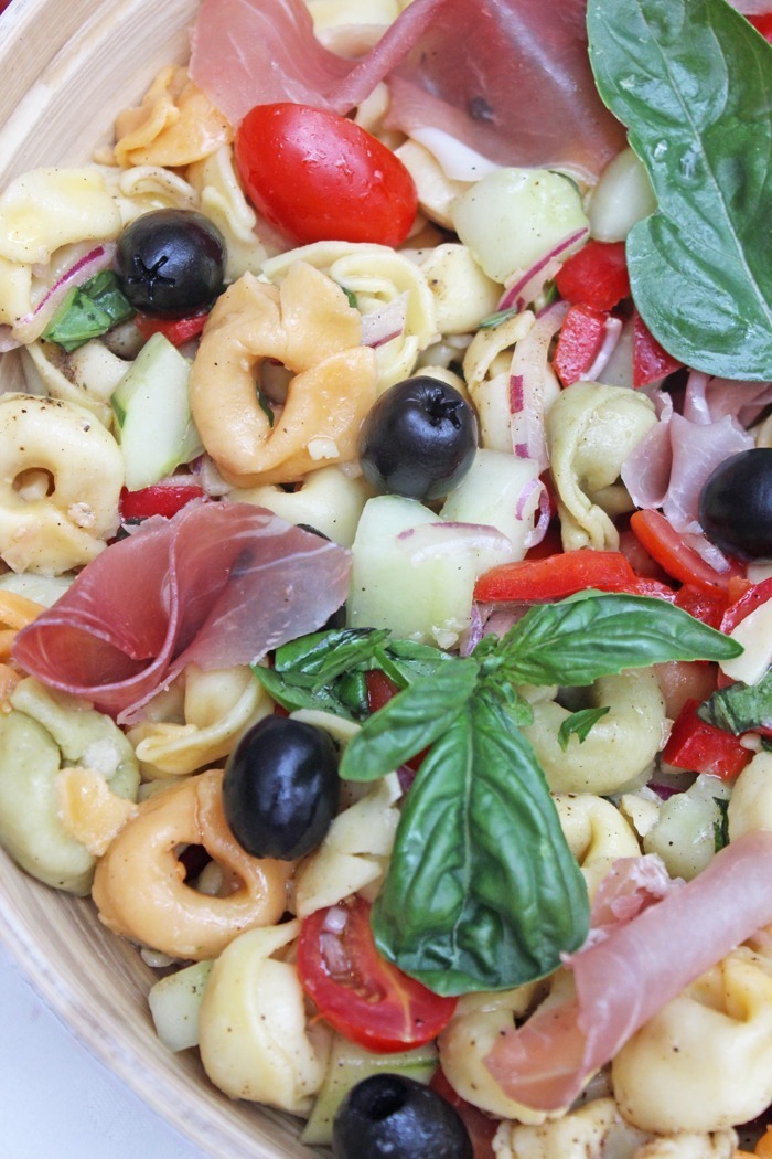 Tortellini-Salat mit Prosciutto und Oliven in 30 Minuten