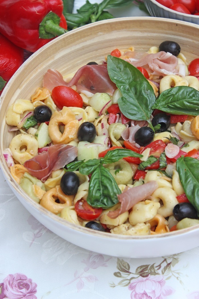 Tortellini-Salat mit Prosciutto und Oliven in 30 Minuten