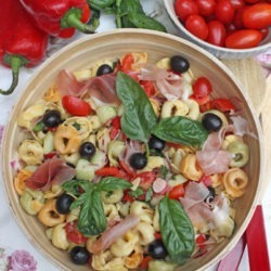 Tortellini-Salat mit Prosciutto und Oliven