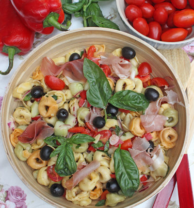 Bunte Tomatentarte mit Parmesancreme und Basilikumpesto