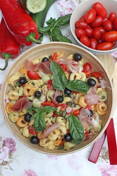 Tortellini-Salat mit Prosciutto und Oliven