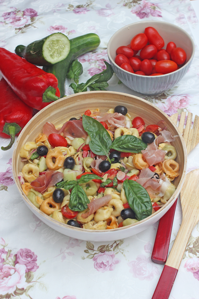 Tortellini-Salat mit Prosciutto und Oliven in 30 Minuten