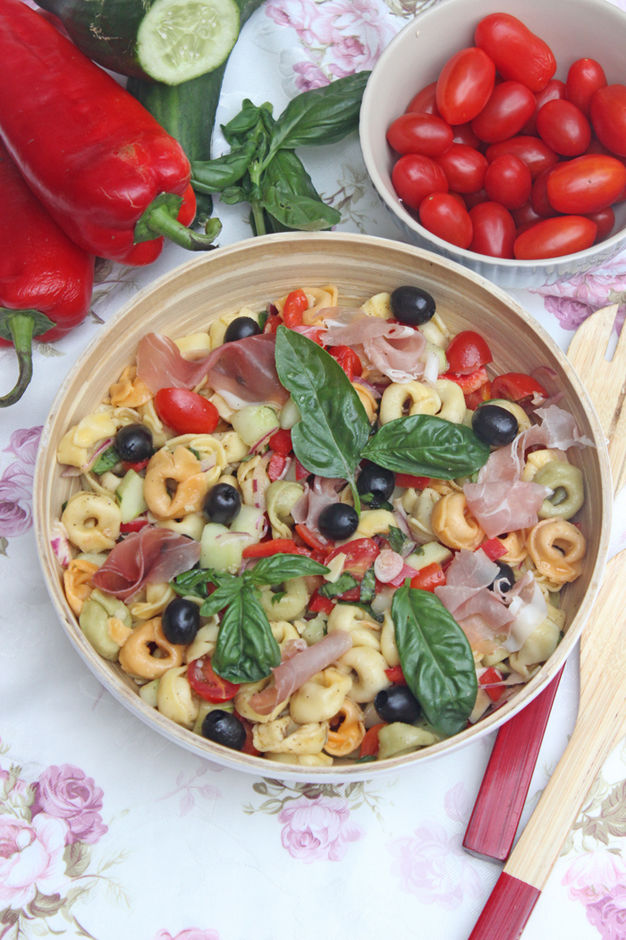 Tortellini-salat mit prosciutto und oliven in 30 minuten