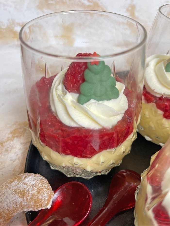 Vanillekipferl Dessert mit Himbeeren im Glas