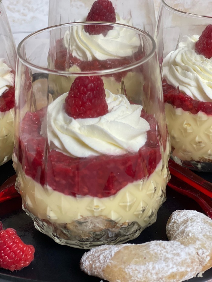 Vanillekipferl Dessert mit Himbeeren im Glas