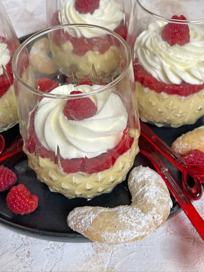 Vanillekipferl Dessert mit Himbeeren im Glas