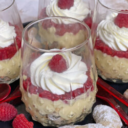 Himmlisches Vanillekipferl Dessert mit Himbeeren im Glas 2