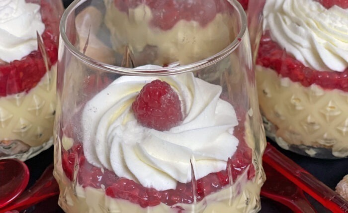 IMG Vanillekipferl Dessert mit Himbeeren im Glas 08