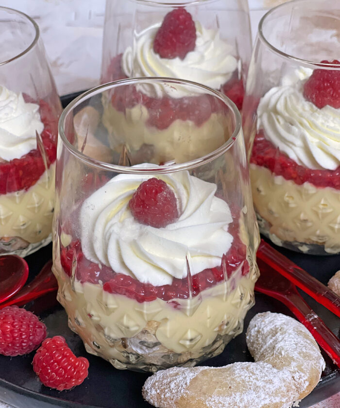 Himmlisches Vanillekipferl Dessert mit Himbeeren im Glas 1