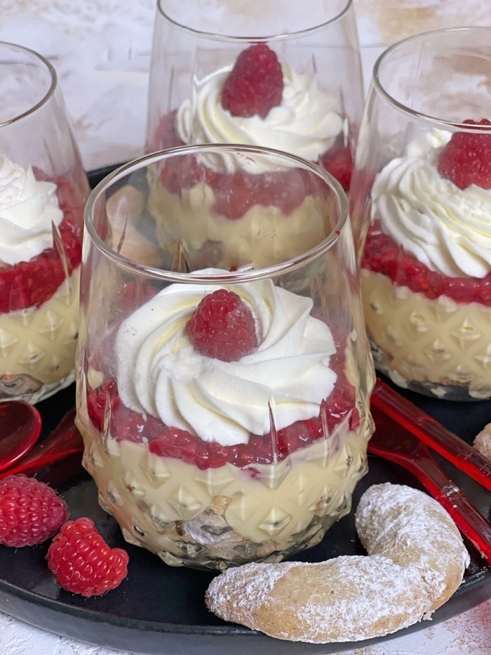 Himmlisches Vanillekipferl Dessert mit Himbeeren im Glas 2