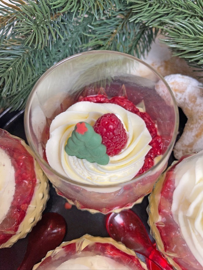 Vanillekipferl Dessert mit Himbeeren im Glas