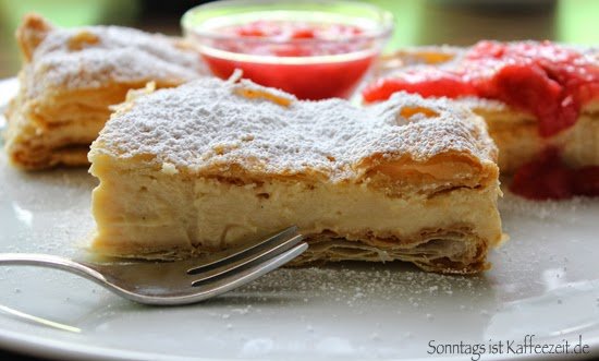 Mega leckere Vanilleschnitten mit Rhabarbersoße Rezept