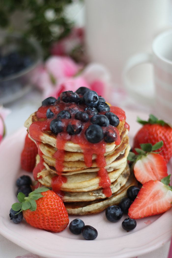 So machst du vegane Blaubeer-Pancakes mit Erdbeersoße