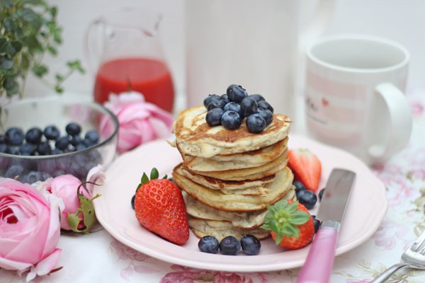 Vegane Blaubeer-Pancakes mit Erdbeersoße 1