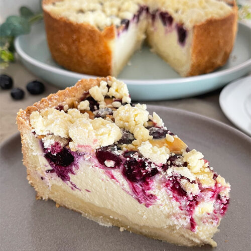 Verführerischer Käsekuchen mit Heidelbeeren und Streusel