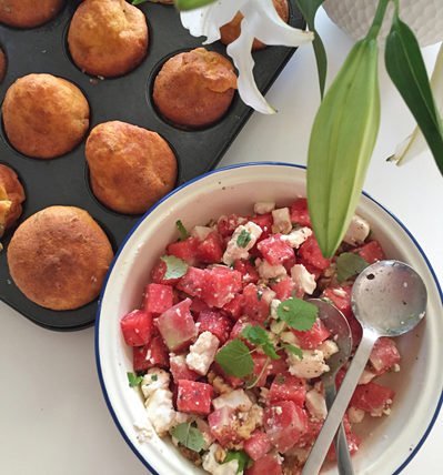 IMG Wassermelonen Feta Salat und LowCarb Croissant Broetchen Titelbild