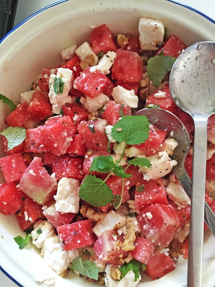 Wassermelonen-Feta-Minze-Walnuss Salat und Lowcarb-Croissant Broetchen