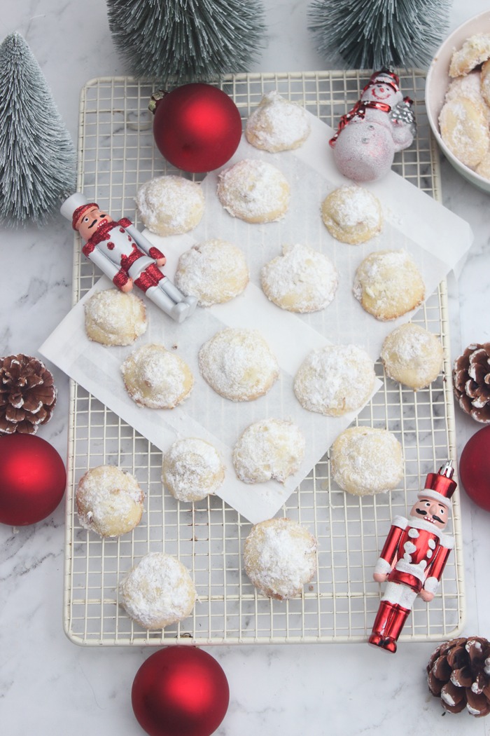Weihnachtliche schneeballkugeln mit karamell überraschung