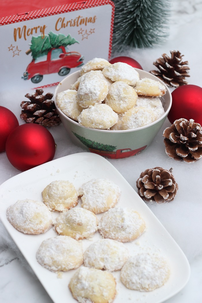Weihnachtliche schneeballkugeln mit karamell überraschung
