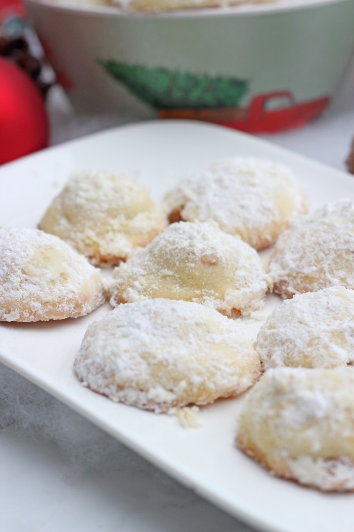 Weihnachtliche schneeballkugeln mit karamell überraschung