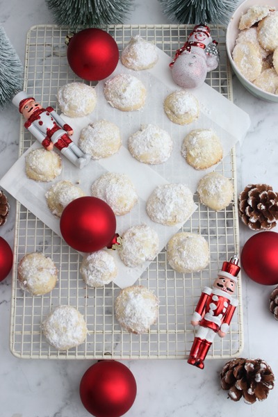 IMG Weihnachtliche Schneebaelekugeln mit Karamell Ueberraschung TL