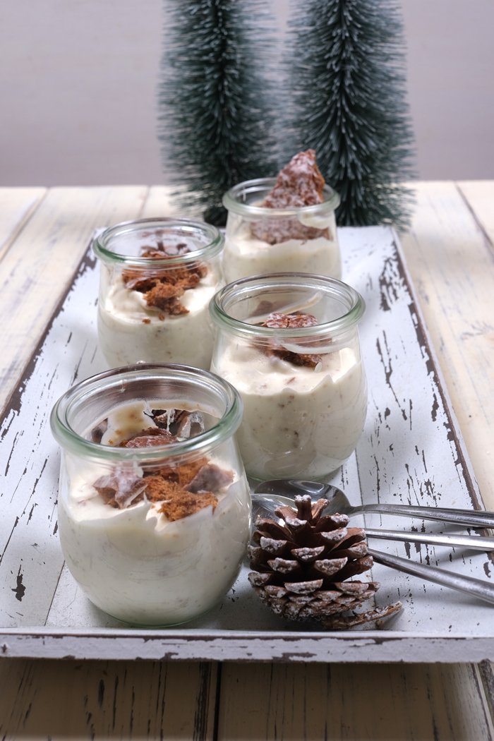 Weihnachtliches elisenlebkuchen-mousse mit weißer schokolade dessert