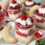 IMG Weisse Mousse au Chocolat Himbeeren und Vanillekipferl als Schichtdessert