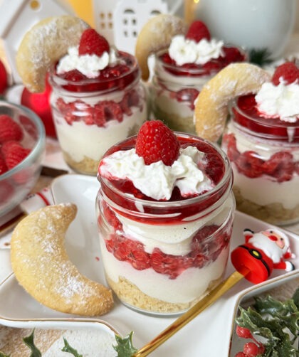 Ein verlockendes Schichtdessert mit weißer Mousse au Chocolat, frischen Himbeeren und knusprigen Vanillekipferln. Die verschiedenen Schichten bilden eine symphonische Komposition aus Texturen und Aromen. Ein Fest für den Gaumen und die Sinne.