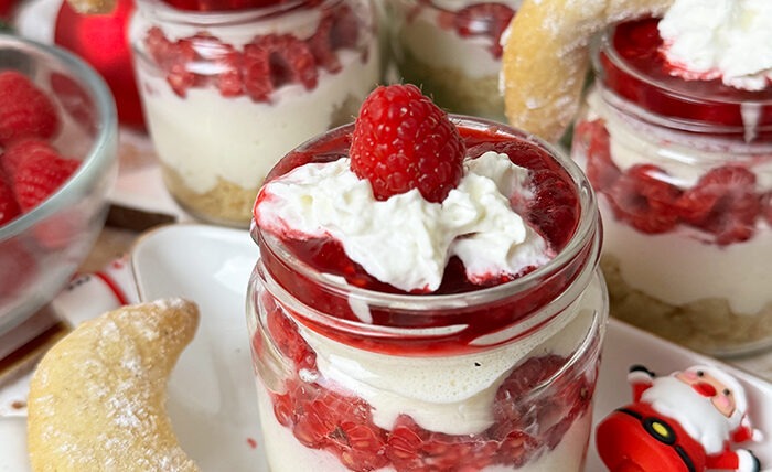 IMG Weisse Mousse au Chocolat Himbeeren und Vanillekipferl als Schichtdessert