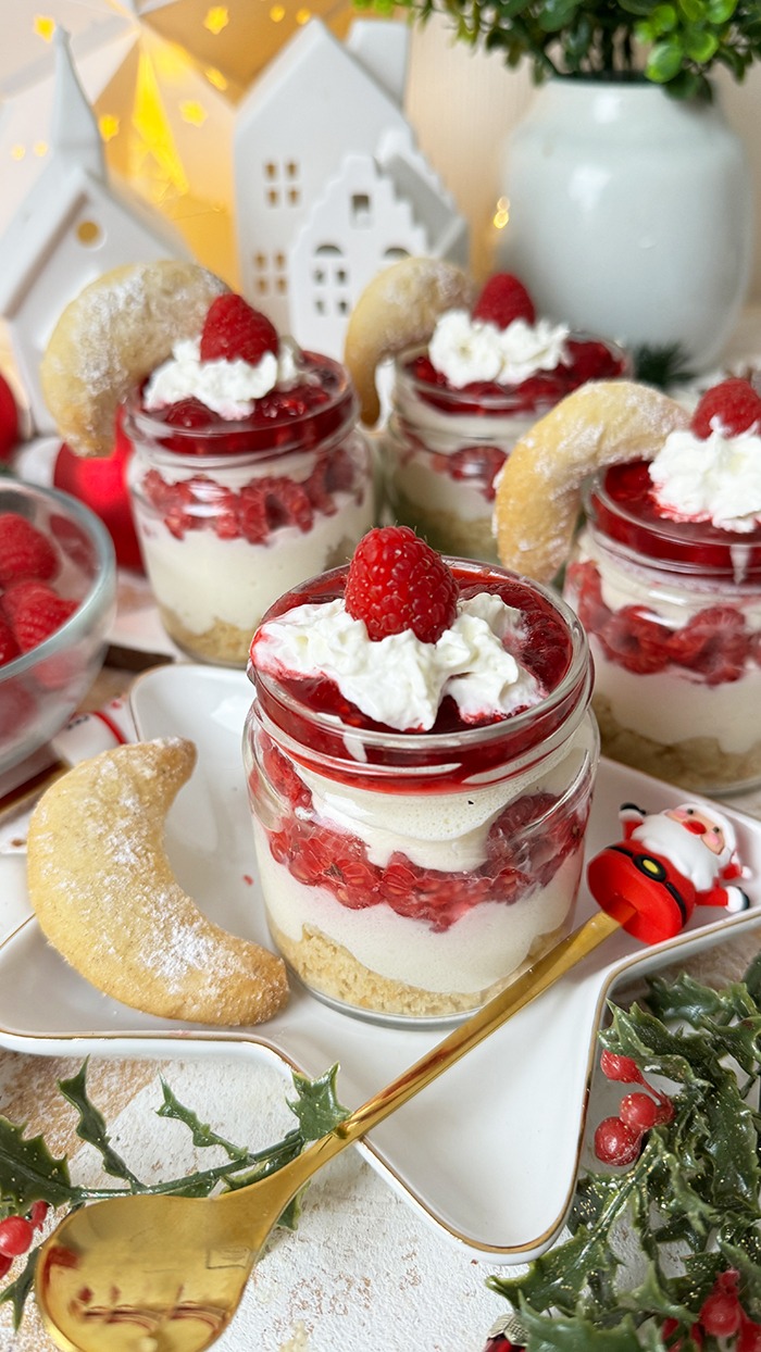 Weiße Mousse au Chocolat, Himbeeren und Vanillekipferl – Schichtdessert