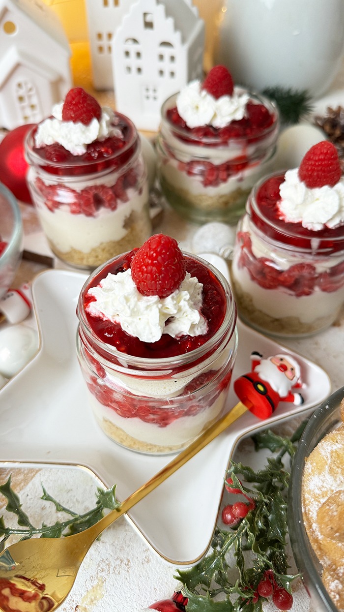 Weiße Mousse au Chocolat, Himbeeren und Vanillekipferl – Schichtdessert