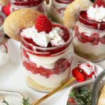 IMG Weisses Mousse au Chocolat Himbeeren und Vanillekipferl – Schichtdessert 02