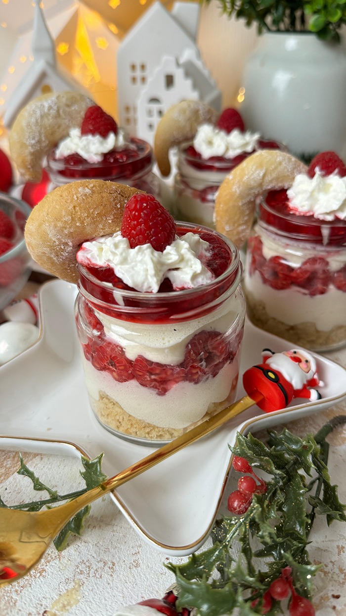 Ein verlockendes Schichtdessert mit weißer Mousse au Chocolat, frischen Himbeeren und knusprigen Vanillekipferln. Die verschiedenen Schichten bilden eine symphonische Komposition aus Texturen und Aromen. Ein Fest für den Gaumen und die Sinne.