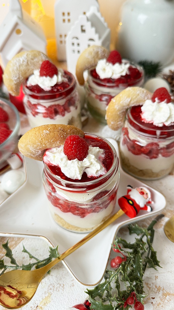 Ein verlockendes Schichtdessert mit weißer Mousse au Chocolat, frischen Himbeeren und knusprigen Vanillekipferln. Die verschiedenen Schichten bilden eine symphonische Komposition aus Texturen und Aromen. Ein Fest für den Gaumen und die Sinne.