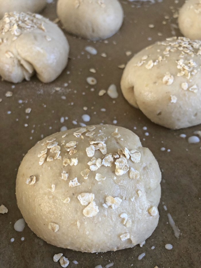 Weizen-Haferflocken-Brötchen