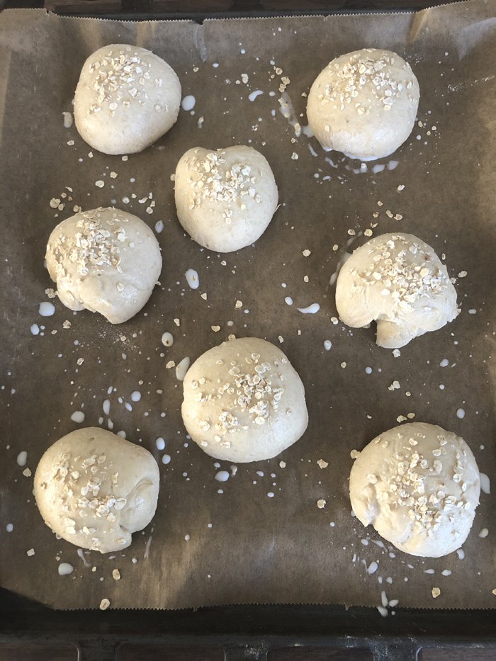 Weizen-Haferflocken-Brötchen