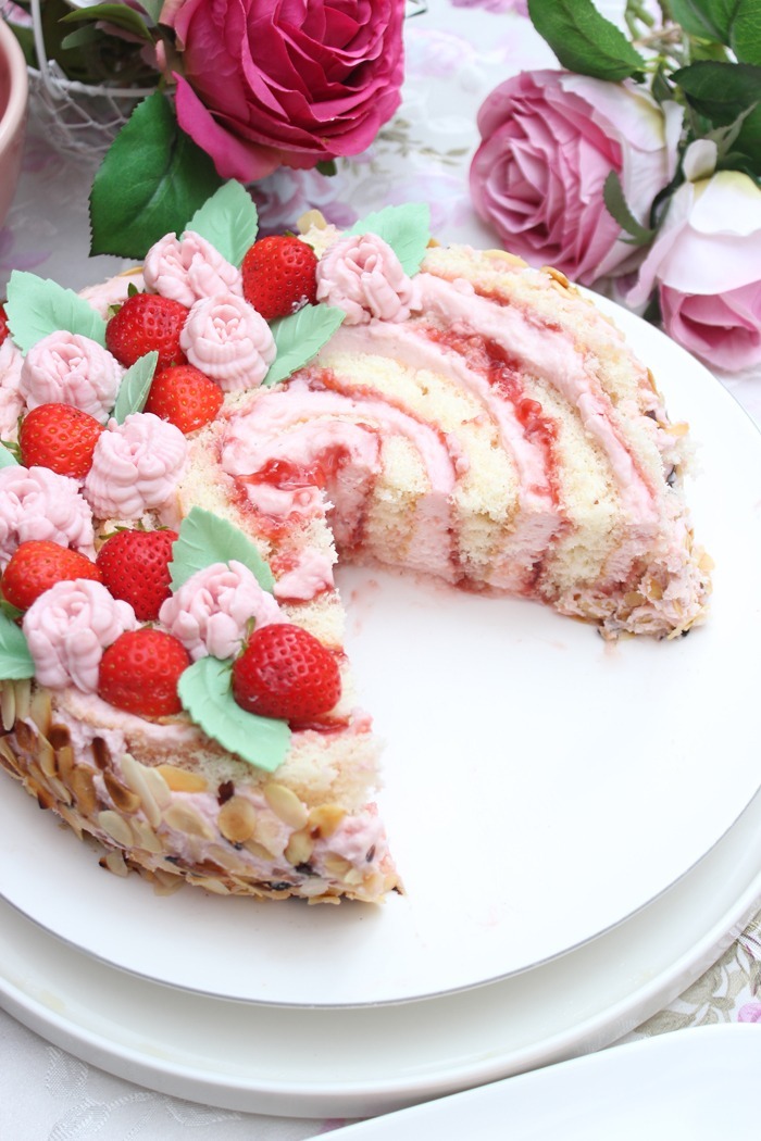Wickeltorte mit Erdbeeren und Sykr-Mascarpone-Creme