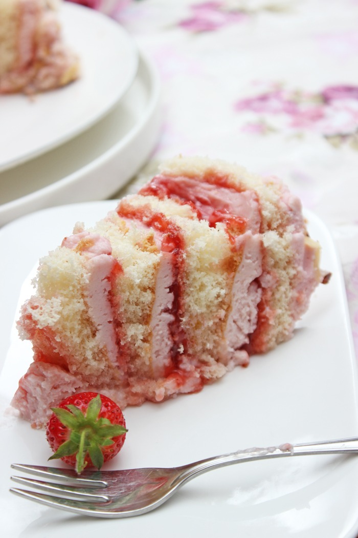 Wickeltorte mit Erdbeeren und Sykr-Mascarpone-Creme