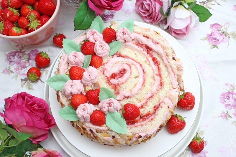 Wickeltorte mit Erdbeeren und Sykr-Mascarpone-Creme