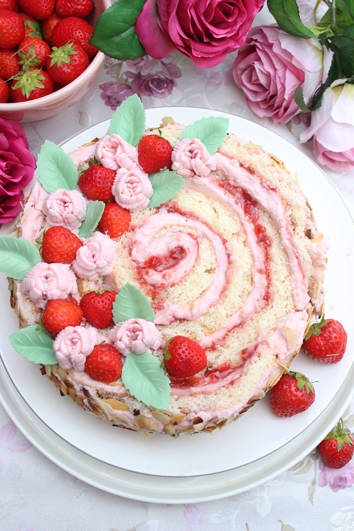 Wickeltorte mit Erdbeeren und Sykr-Mascarpone-Creme