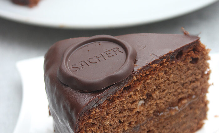 Sachertorte Rezept mit glänzender Schokoladenglasur - Nachgebacken