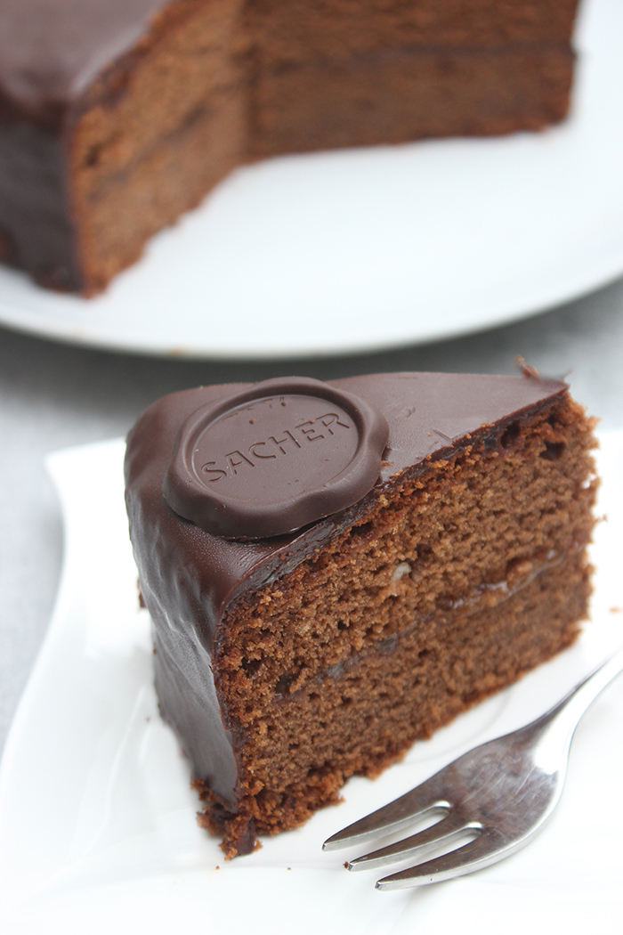 Sachertorte Rezept mit glänzender Schokoladenglasur - Nachgebacken