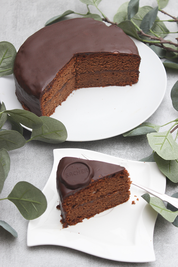 Sachertorte Rezept mit glänzender Schokoladenglasur - Nachgebacken